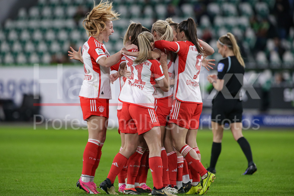 Fussball, Google Pixel Frauen-Bundesliga, VfL Wolfsburg - FC Bayern München | v.li.: Spielerinnen vom FC Bayern München mit Torjubel, Jubel, jubeln, jubelt, optimistisch, Spielszene, Highlight, Freude über das Tor zum 0:1, DIE DFB-RICHTLINIEN UNTERSAGEN JEGLICHE NUTZUNG VON FOTOS ALS SEQUENZBILDER UND/ODER VIDEOÄHNLICHE FOTOSTRECKEN. DFB REGULATIONS PROHIBIT ANY USE OF PHOTOGRAPHS AS IMAGE SEQUENCES AND/OR QUASI-VIDEO.