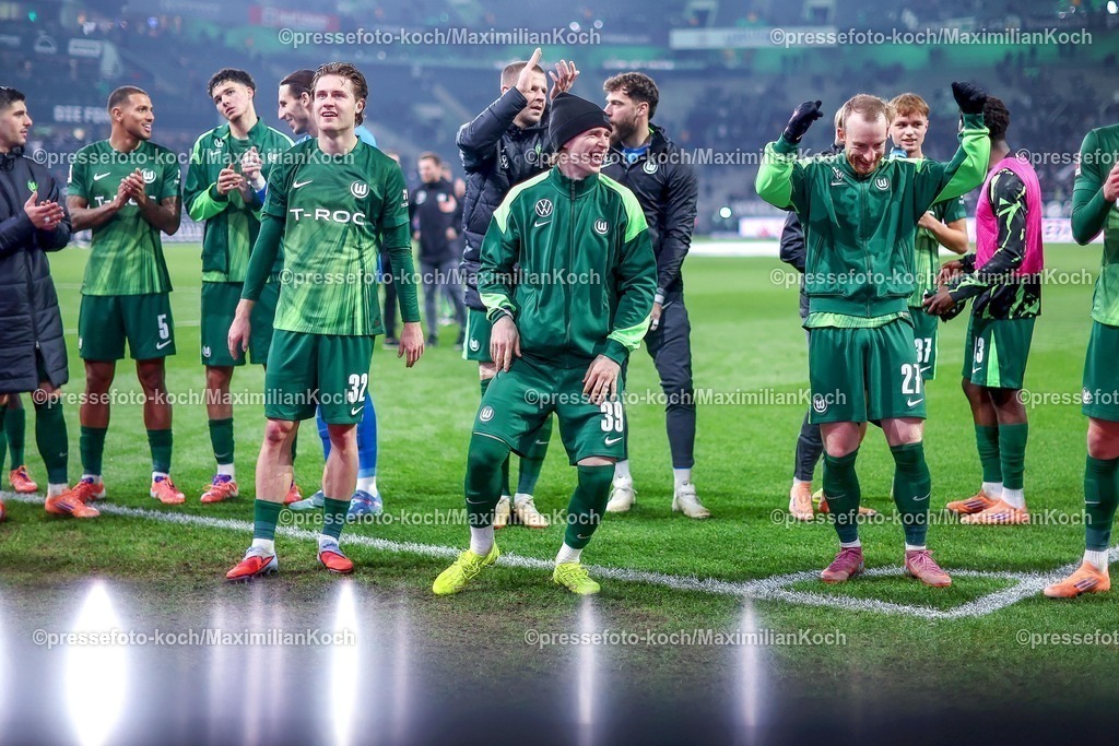 BMG13122502227 | 13.12.2025, Fußball, Borussia Mönchengladbach - VfL Wolfsburg, 1. Fußball Bundesliga, 14.Spieltag, Borussia-Park, Saison 2025 2026: Mattias Svanberg&nbsp;(VfL Wolfsburg #32) Patrick Wimmer&nbsp;(VfL Wolfsburg #39) Maximilian Arnold&nbsp;(VfL Wolfsburg #27) jubelnd   DFB regulations prohibit any use of photographs as image sequences and or quasi-video.