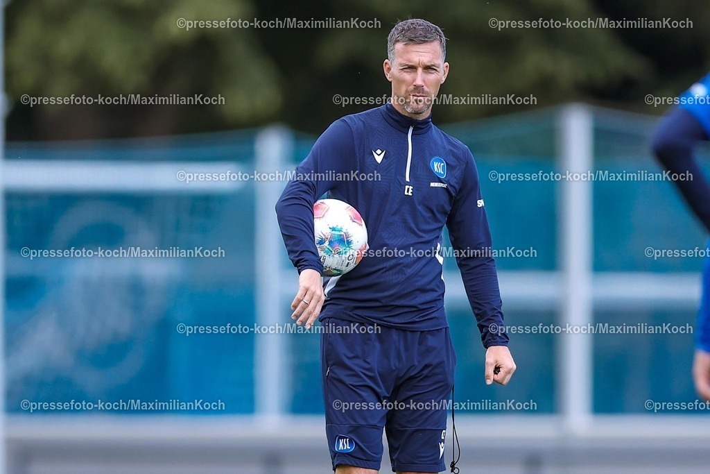 KSC02092502152 | 02.09.2025, Fußball, Training Karlsruher SC, 2. Fußball Bundesliga, Trainingsplatz am BBBank Wildpark Stadion Karlsruhe, Saison 2025 2026: Cheftrainer Christian Eichner (KSC #hc) gestikulierend mit dem Ball unter dem Arm