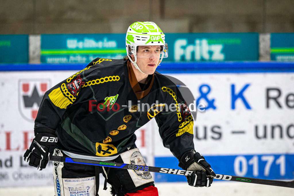 TSV Peißenberg MINERS gegen ESC Kempten SHARKS | Eishockey Bayernliga Herren Pre-Playoffs 2024/25, TSV Peißenberg MINERS gegen ESC Kempten SHARKS, 20250131,Bernhard SCHMID (MINERS 77) beim Aufwärmen, Portrait, Freisteller,2025-01-31 in Peißenberg (Eisstadion Peißenberg)Bernhard SCHMID (MINERS 77)Copyright: WolfgangxLindner foto-lindner.de