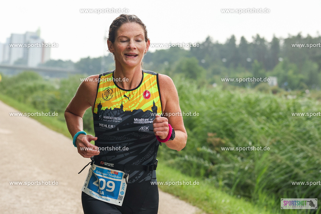 LUR_1714 | 34. M-net Erlanger Triathlon 2025 #erlangertriathlon  #mnettriathlon2025 #mnettriathlon #team #olympischedistanz #mitteldistanz #triathlon #maindonaukanal  #erlangertriathlon2025 #yourpictrs #tv1848 #tv1848erlangen  #triathlonbayern #sportinerlangen #demsportverbunden #sportshot_your_pictrs Copyright: www.sportshot.de
