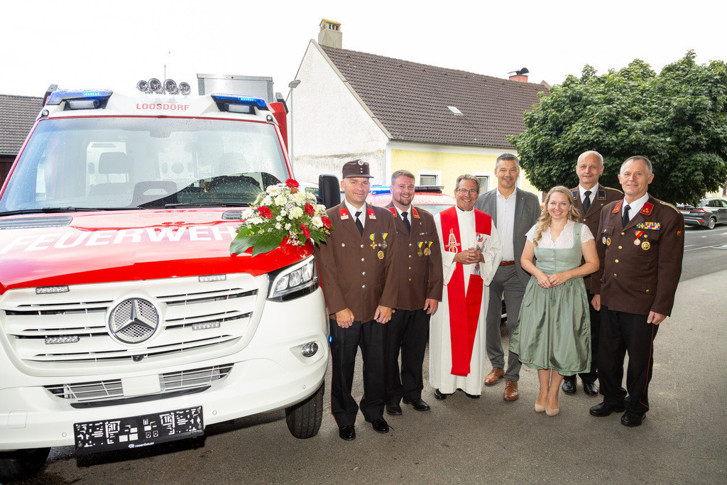 51_Gruppenfotos_051 | Fotodoku der Festmesse im FF-Haus Loosdorf anlässlich der Fahrzeugweihe und in Dienststellung der neuen Einsatzfahrzeuge der FF-Loosdorf.