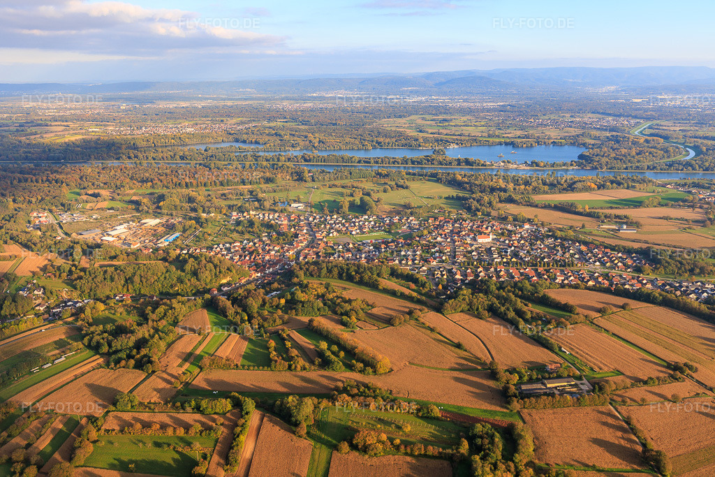 Luftbild: Ortsansicht aus Nordwesten in Mothern im Bundesland Bas-Rhin in Frankreich. Foto: IMG_150174.jpg vom 11.10.2025 durch Werner Riehm/FLY-FOTO.de
