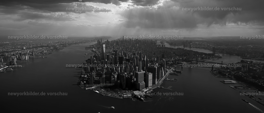 Money Shot from "up in the air" - Manhattan Skyline aus der Luft B&amp;W | Bekannt als der Money-Shot unter den Hubschrauber-Piloten, zeigt diese Aufnahme aus der Luft die gesamte Skyline von Manhattan und ebenso Hudson und East-River, Jersey City, Brooklyn und Queens und von Downtown hoch bis Midtown. Ein Moment den ich nie vergesse und ein Bild das ich groß an meiner Wand habe