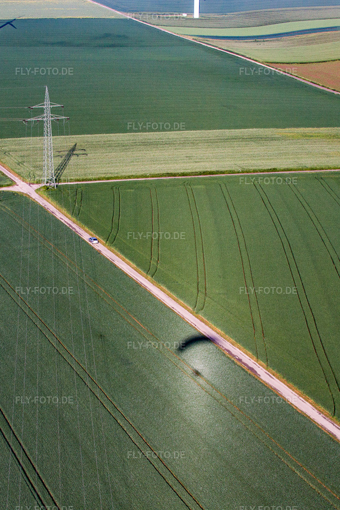 Luftbild: Schatten von Gleitischirm neben Hochspannungsmast im Ortsteil Bredenborn in Marienmünster im Bundesland Nordrhein-Westfalen in Deutschland. Foto: IMG_65192.jpg vom 24.05.2014 durch Werner Riehm/FLY-FOTO.de