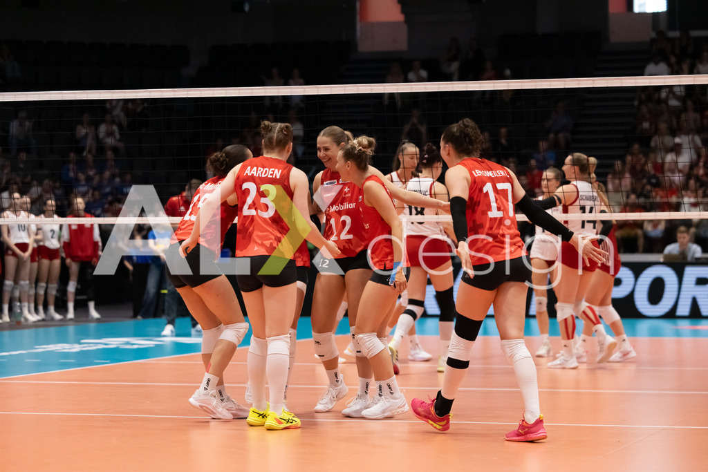 Austria v Switzerland - CEV European League Women | KRIENS, SWITZERLAND - JUNE 14: FABIANA BRANCA of Switzerland, MÉLINE PIERRET of Switzerland, ALIX DE MICHELI of Switzerland, JULIE LENGWEILER of Switzerland and MERET AARDEN of Switzerland celebrating during the CEV European League match between Austria and Switzerland at Pilatus Arena on June 14, 2026 in Kriens, Switzerland. - Realisiert mit Pictrs.com
