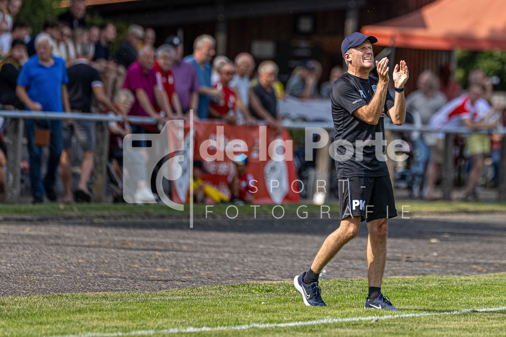Wrestedt - Kramer_ Peter (Trainer_ klatscht Beifall) vs Stadensen 090825 dlP | immodelaporte-sportfotos - Realisiert mit Pictrs.com