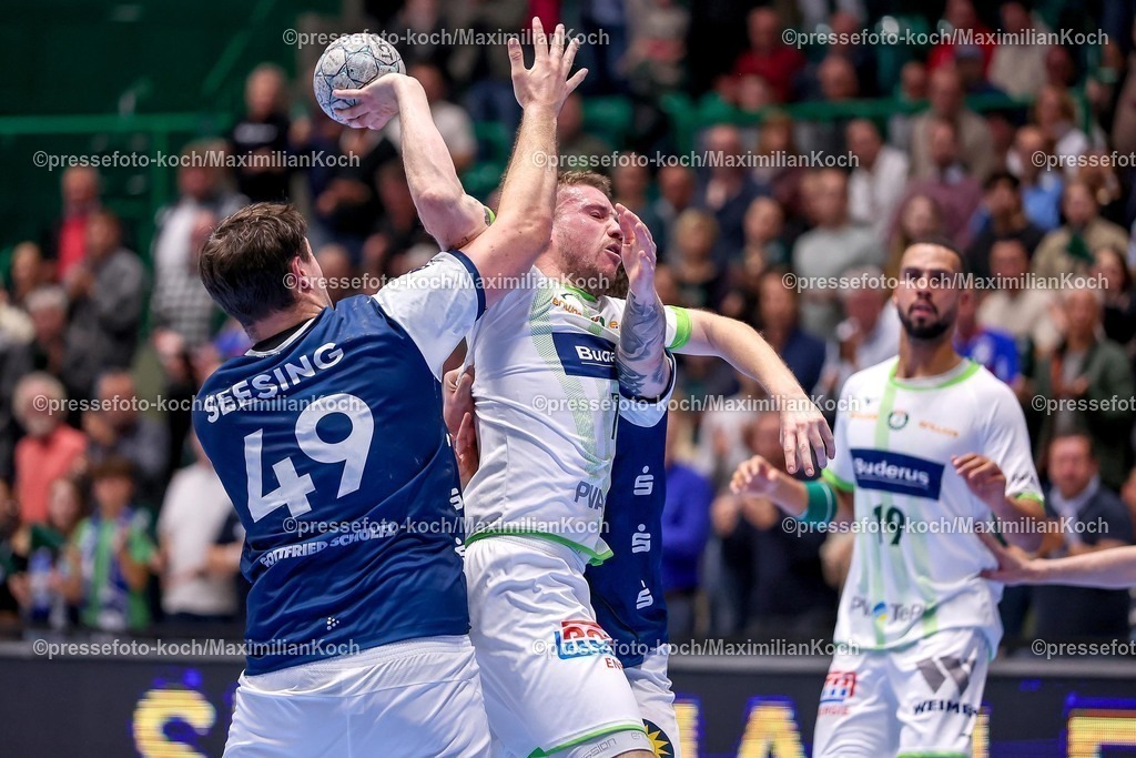 BHC09102501052 | 09.10.2025, Handball, HBL, Bergischer HC - HSG Wetzlar, Unihalle Wuppertal: Dominik Mappes (HSG Wetzlar #07) wird von Aron Seesing (BHC #49) festgemacht