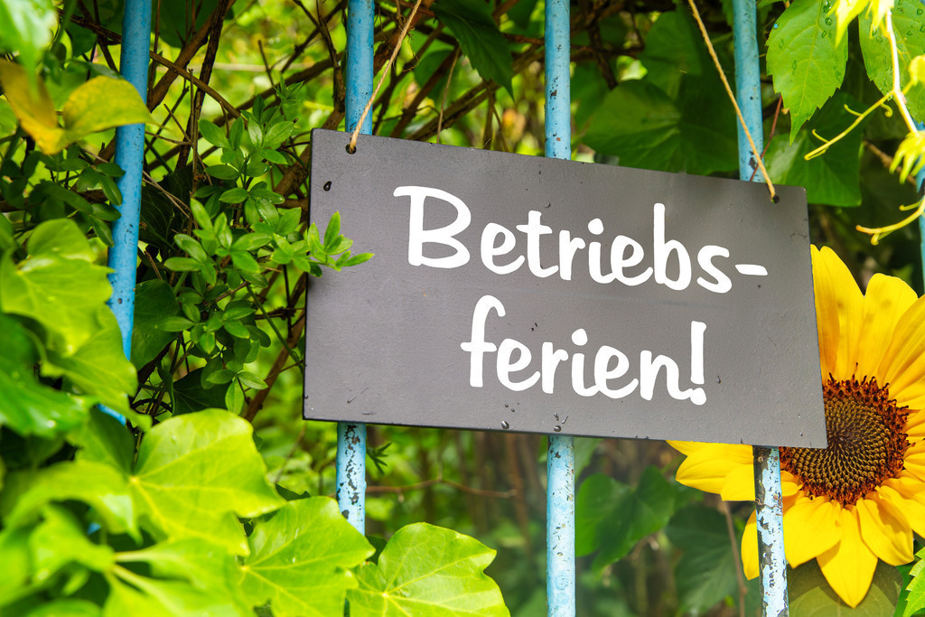 Betriebsferien im Sommer: Schild mit Text BETRIEBSFERIEN | Betriebsferien im Sommer: Schild mit Text BETRIEBSFERIEN - Realisiert mit Pictrs.com