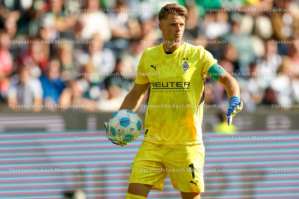 BMG14092402132 | 14.09.2024, 1. Fußball Bundesliga, Borussia Mönchengladbach - VfB Stuttgart, Borussia-Park, Saison 2024 2025: Torwart Jonas Omlin (Bor. Mönchengladbach #1)DFB regulations prohibit any use of photographs as image sequences and or quasi-video.