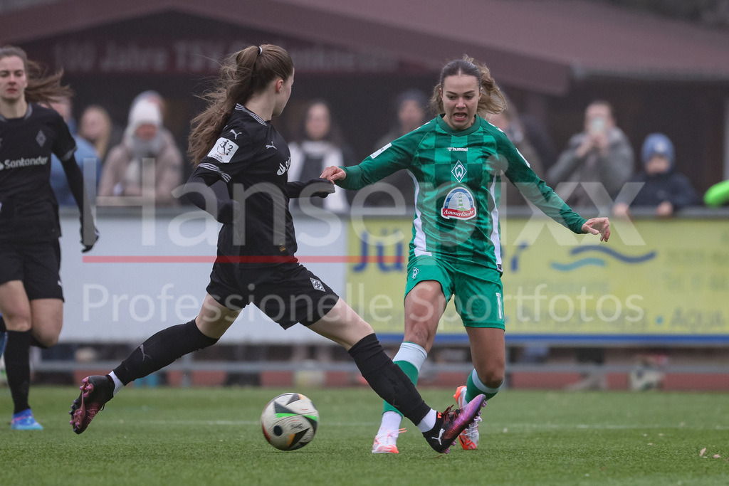 Fussball, Testspiel Frauen, Borussia Mönchengladbach - SV Werder Bremen | v.li.: Miriam Arici (Borussia Mönchengladbach, 22) und Maja Sternad (SV Werder Bremen, 11) im Zweikampf, Duell, Dynamik, Aktion, Action, Spielszene