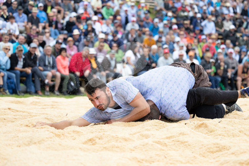 Rigi2025_1727 | Die Schwinger des Schwyzer Kantonalen Schwingerverbandes: Fotos, die Dynamik und Leidenschaft festhalten, sowie emotionale Momente aus dem traditionellen Schwingsport zeigen. - Realisiert mit Pictrs.com