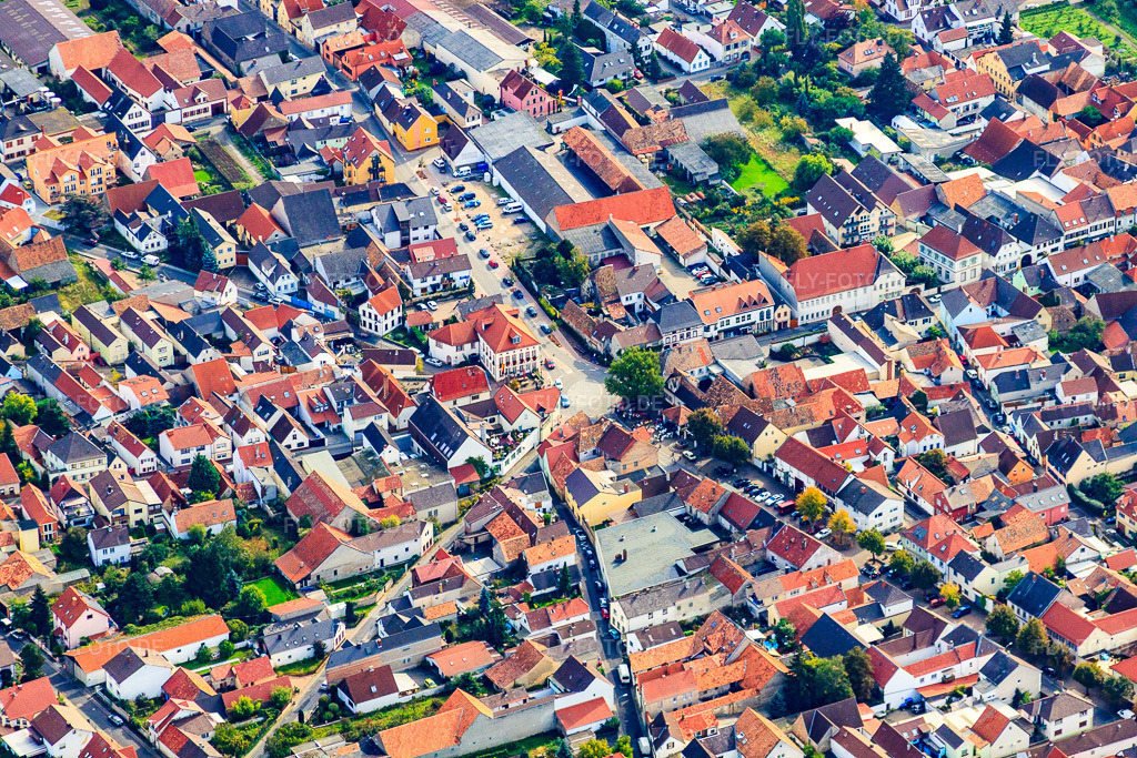 Luftbild: Zentrale Kreuzung von sieben Straßen in Weisenheim am Sand im Bundesland Rheinland-Pfalz in Deutschland. Foto: IMG_34386.jpg vom 03.10.2010 durch Werner Riehm/FLY-FOTO.deAuflösung des Originals: 4752 x 3168 px