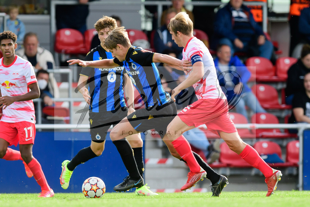 YLLEBR20210928_076 | Fussball, A-Junioren: Romeo Vermant (Club Brugge KV) und Gustav Madsen (RB Leipzig) im Zweikampf beim Spiel der UEFA Youth League zwischen RB Leipzig und FC Bruegge im Stadion am Cottaweg am 28.09.2021 in Leipzig, Deutschland. - Realisiert mit Pictrs.com