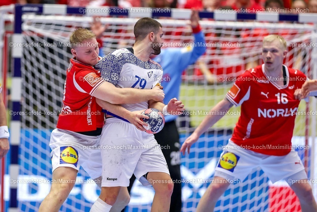 EHF20012602120 | 20.01.2026, Handball, Men's EHF EURO 2026, Dänemark - Portugal, Jyske Bank Boxen in Herning, Dänemark, Preliminary Round:  Emil Siersbaek Bergholt (Denmark #33) im Zweikampf gegen   Martim Mota Costa (Portugal #79) 