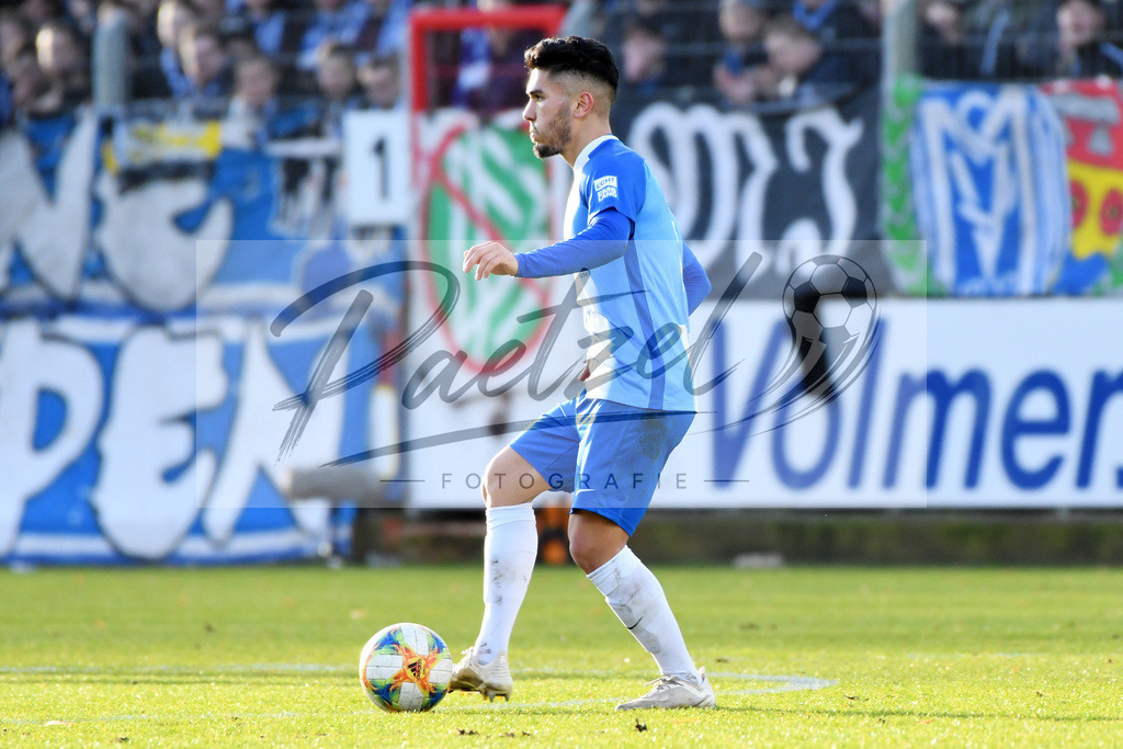 20200201_MEPCHE_0060 | Fußball, Herren: Hassan Amin (SV Meppen) in Aktion, am Ball, Einzelaktion waehrend des Spiels der 3. Liga zwischen SV Meppen und Chemnitzer FC in der Haensch-Arena am 01.02.2020 in Meppen, Deutschland. DFB / DFL REGULATIONS PROHIBIT ANY USE OF PHOTOGRAPHS AS IMAGE SEQUENCES AND/OR QUASI-VIDEO. - Realisiert mit Pictrs.com
