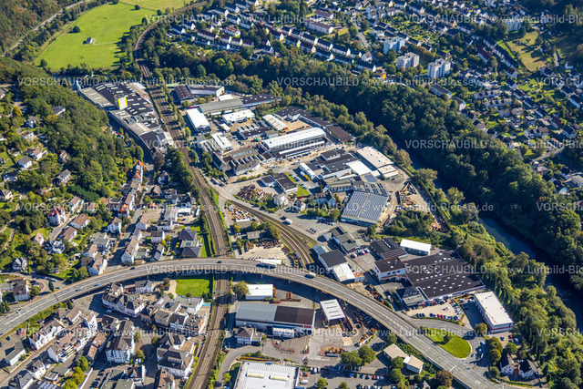 Plettenberg230908267 | Luftbild, Gewerbegebiet Bannewerthstraße mit Fluss Lenne und Brücke der Landesstraße L697, Güterumschlagzentrum MEG, Wohngebiet Ortsteil Eschen, Eiringhausen, Plettenberg, Sauerland, Nordrhein-Westfalen, Deutschland