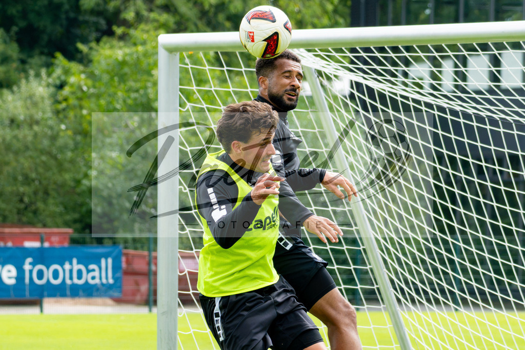 20260909_TRAOSN_0416_1 | Fußball, Herren: Leonhard Münst (VfL Osnabrück) und Daniel Kyereh (VfL Osnabrück) im Zweikampf beim Training des VfL Osnabrück am 09.09.2026 im Sportpark Illoshöhe in Osnabrück, Deutschland.(Foto von Nico Paetzel) - Realisiert mit Pictrs.com