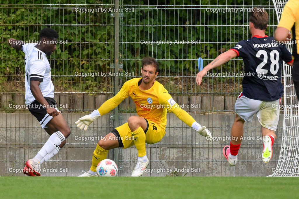 Holstein Kiel II vs 1. FC Phönix Lübeck II | Marcel Engelhardt (Holstein #34) &amp; Leland Junge (Holstein #28) vs Perry Dodoo (Phönix #19) / Fußball-Oberliga Männer 2026/2027 / Holstein Kiel II vs 1. FC Phönix Lübeck II / Citti Fussball Park - Projensdorf / Kiel / 08.08.26 - Realisiert mit Pictrs.com