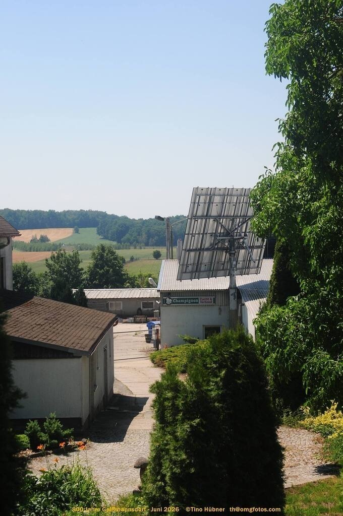 Geißmannsdorf-2026-Ortsbilder-310 | Geißmannsdorf bei Bischofswerda im Sommer 2026. Ein fotografischer Streifzug durch das Dorf Geißmannsdorf, mit Gebäuden, Straßen, Strohpuppen und geschmückten Vorgärten und Grundstücken anlässlich der 800-Jahr-Feier von Geißmannsdorf im Juni 2026 - Realisiert mit Pictrs.com