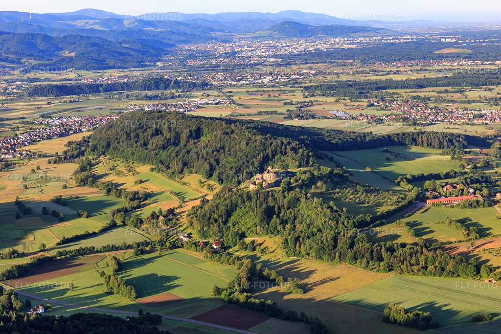 Luftbild: Breitenbachtal mit Festungsruine Hochburg bei Emmendingen aus Norden im Ortsteil Mühlebächle in Sexau im Bundesland Baden-Württemberg in Deutschland. Foto: IMG_147540.jpg vom 30.05.2025 durch Werner Riehm/FLY-FOTO.deHochburg bei Emmendingen