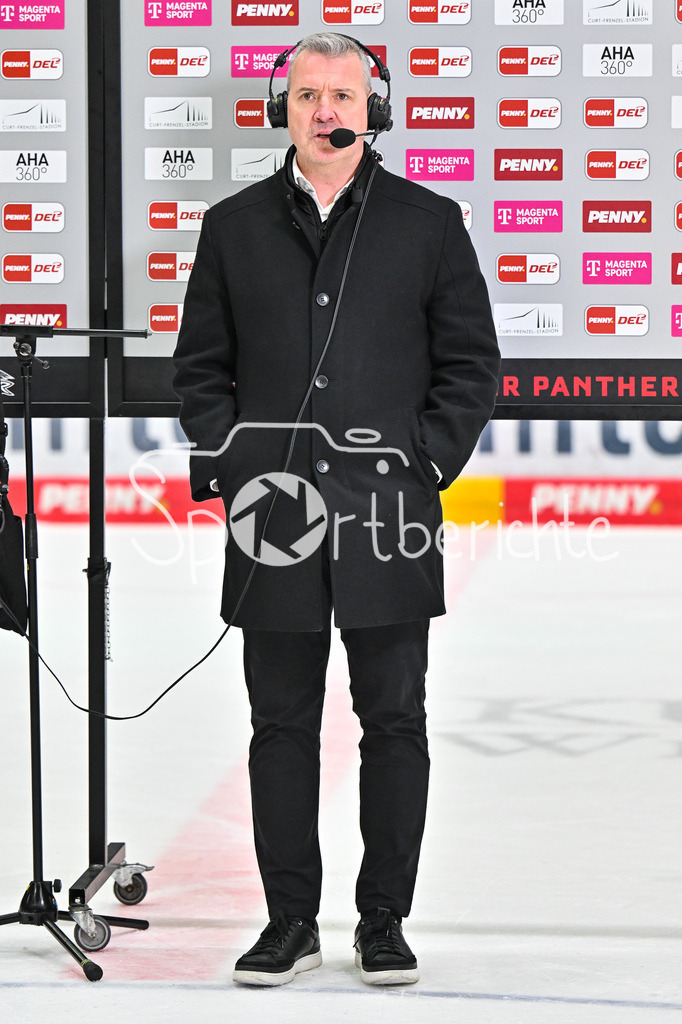Augsburger Panther - Eisbären Berlin | aUGSBURG, GERMANY - 27. JANUARY: im Bild Serge AUBIN Trainer Eisbären Berlin bei Interview von MagentaSport / Einzelfoto / Freisteller nach dem Match zwischen den Augsburger Panthern und den Fischtown Pinguins am 43. Spieltag der Penny DEL im Curt Frenzel Stadion