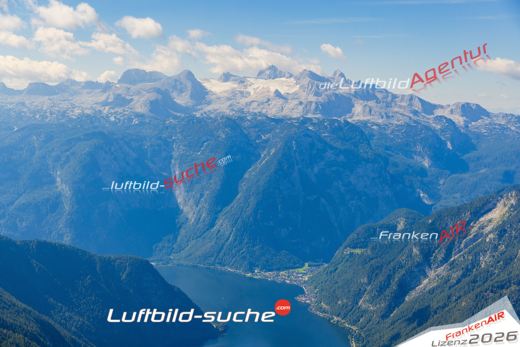 Klassische Luftaufnahme ohne Drohne zeigt:Hallstätter See bei Hallstatt - Die Luftbildaufnahme wurde 2025 vom UL-Flugzeug heraus erstellt ( keine Drohne ) - Hochauflösende Luftaufnahme -Nicht vergleichbar mit Google Maps oder Satelittenbilder- Die Geschenkidee !Mit Lizenz und Bildrechte bestellbar