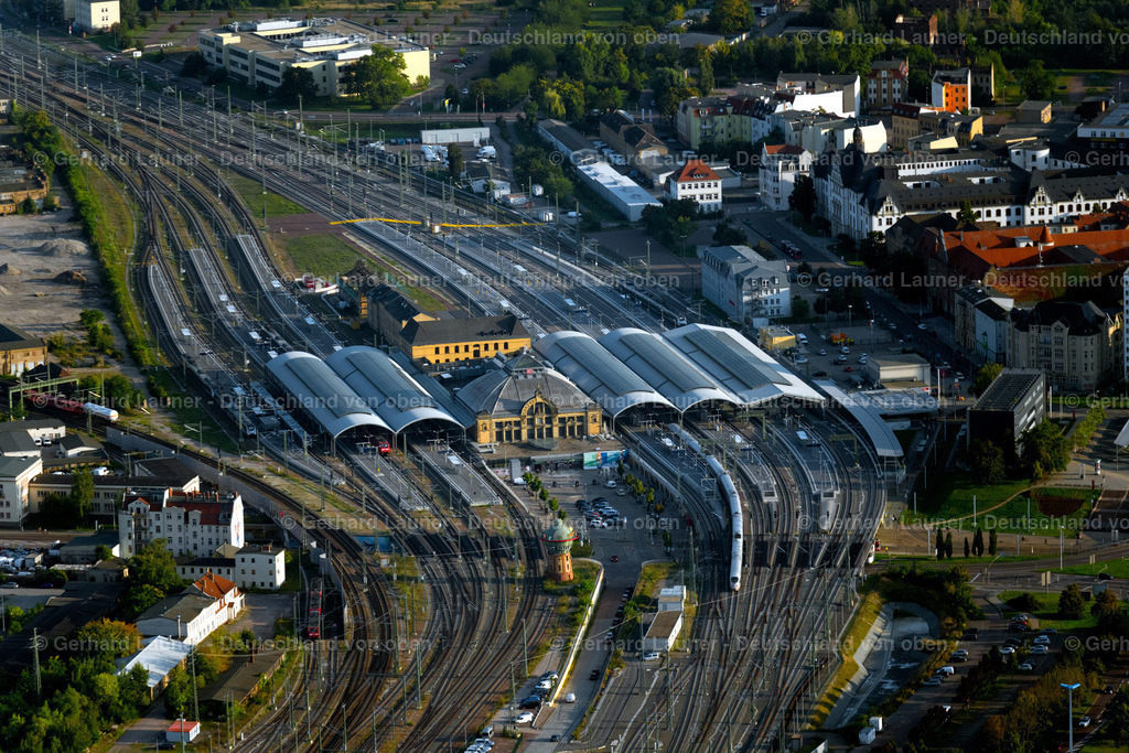 4062495 | HALLE (SAALE) 08.09.2021 Gleisverlauf und Gebäude des Hauptbahnhofes der Deutschen Bahn in Halle (Saale) am Hans-Dietrich-Genscher-Platz im Bundesland Sachsen-Anhalt, Deutschland. Weiterführende Informationen bei: DB Netz AG,  DB Regio AG,  DB Station &amp; Service AG,  Deutsche Bahn AG,  Hentschke Bau GmbH,  RKW Architektur + Rhode Kellermann Wawrowsky GmbH. // Track progress and building of the main station of the railway in Halle (Saale) in the state Saxony-Anhalt, Germany. Further information at: DB Netz AG,  DB Regio AG,  DB Station &amp; Service AG,  Deutsche Bahn AG,  Hentschke Bau GmbH,  RKW Architektur + Rhode Kellermann Wawrowsky GmbH. Foto: Gerhard Launer