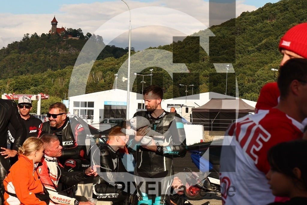 social-20250823_07962 | Schöne Erinnerungen an spannende Momente - das festzuhalten ist unser Job. PIXELrace.de ist seit 2003 auf den Rennstrecken Europas unterwegs um die Action draußen beim Fahren und die wunderbare Stimmung imm Fahrerlager für euch einzufangen.