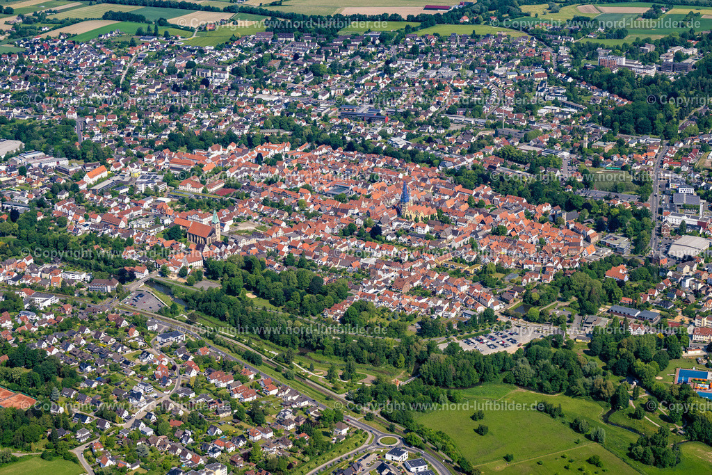 Lemgo_Altstadt_ELS_0552050623 | LEMGO 05.06.2023 Altstadtbereich und Innenstadtzentrum an der Kramerstraße in Lemgo im Bundesland Nordrhein-Westfalen, Deutschland. Weiterführende Informationen bei: Alte Hansestadt Lemgo. // Old Town area and city center on street Kramerstrasse in Lemgo in the state North Rhine-Westphalia, Germany. Further information at: Alte Hansestadt Lemgo. Foto: Martin Elsen