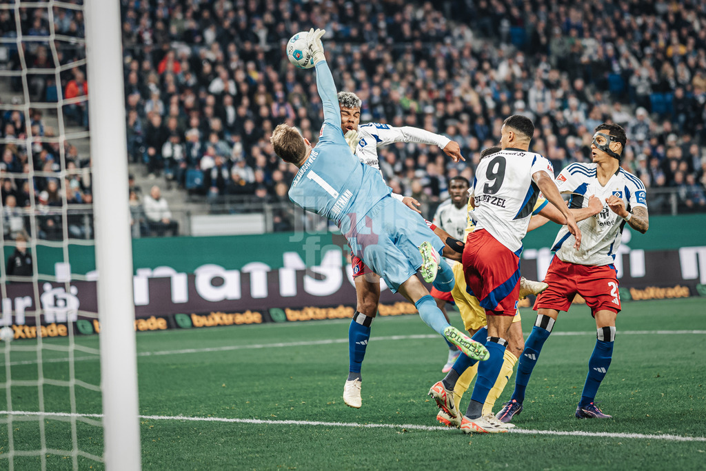 Fußball | Männer | Saison 2024/2025 | 2. Fußball-Bundesliga | 29. Spieltag | Hamburger SV vs. Eintracht Braunschweig | 11.04.2025 | v.l. Ron-Thorben Hoffmann (#1, Eintracht Braunschweig) und Ransford Königsdörffer (#11, HSV)