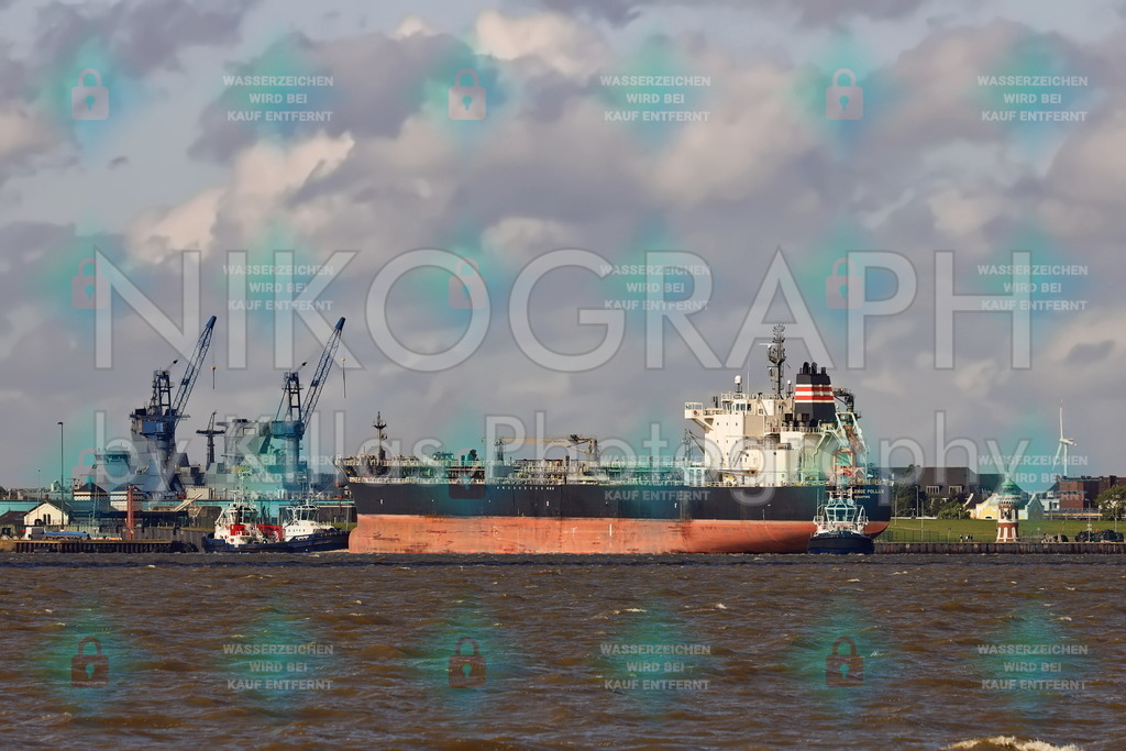 Tanker "Challenge Pollux" | Der Öltanker Challenge Pollux an der Wesermündung bei Bremerhaven. Hafenschlepper schleppen den Öltanker vom Anlegeplatz, damit das Schiff von der Wesermündung zur Nordsee auslaufen kann. Der Frachter wurde im Jahr 2017 gebaut und fährt unter der Flagge von Singapur. Die Challenge Pollux ist ca. 183m lang und 32m breit.