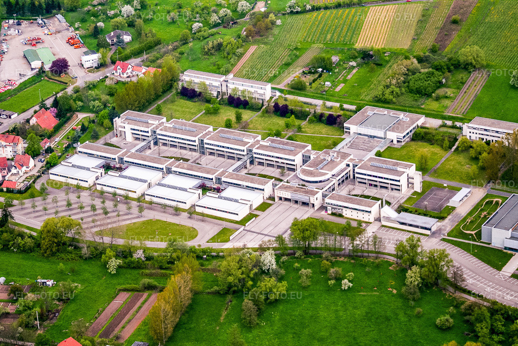 Vue aérienne: Centre scolaire avec Lycée Stanislas Polyvalent (général, technologique et professionnel) à le quartier Altenstadt in Wissembourg dans le département Bas Rhin, France – .Photo: IMG_1690.jpg prise le 01/05/2006 par Werner Riehm/FLY-FOTO.eu – Résolution de l'original: 2917 x 1944 px – Lycée Stanislas, 7 rue du lycée, 67160 Wissembourg