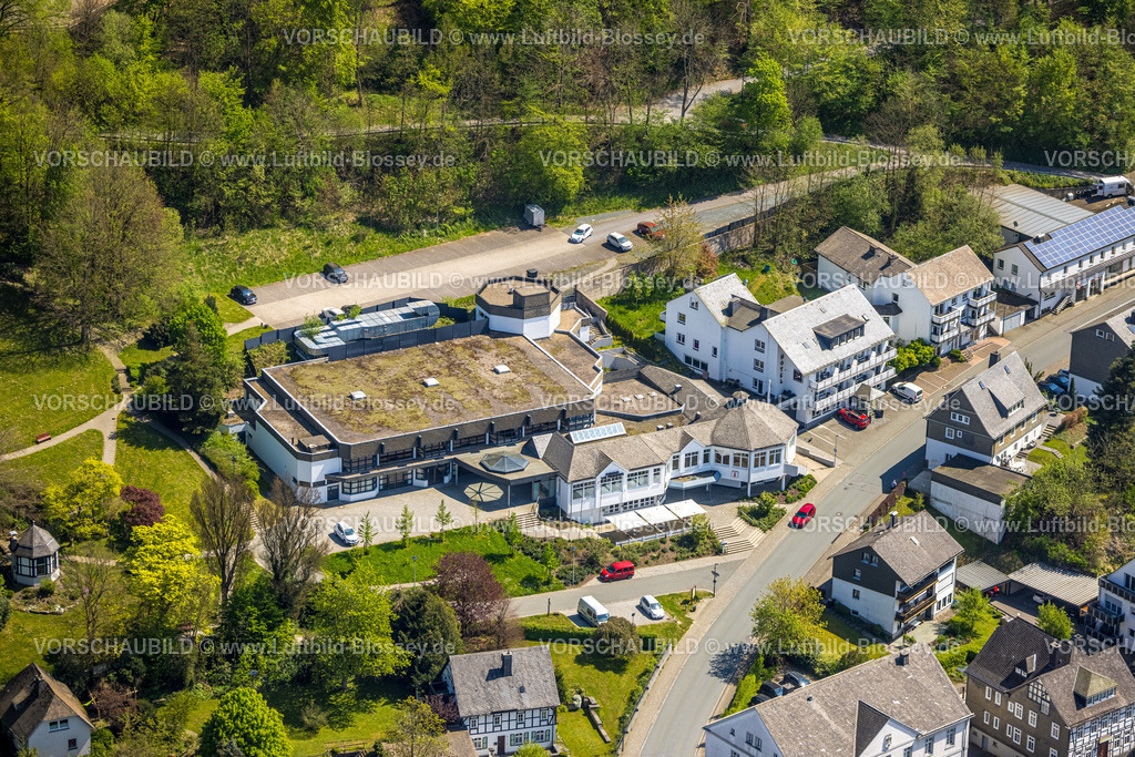 Schmallenberg240505223BadFredeburg | Luftbild, Kurhaus Festhalle am Waldrand, Fredeburg, Schmallenberg, Sauerland, Nordrhein-Westfalen, Deutschland