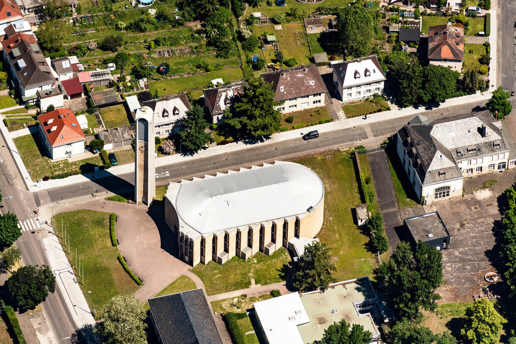 dr__0064503.jpg | KARLSRUHE 02.06.2021 Kirchenturm und Turm- Dach am Kirchengebäude der St. Konrad im Ortsteil Nordweststadt in Karlsruhe im Bundesland Baden-Württemberg, Deutschland. // Church tower and tower roof at the church building of St. Konrad in the district Nordweststadt in Karlsruhe in the state Baden-Wuerttemberg, Germany. Foto: Daniel Reiter