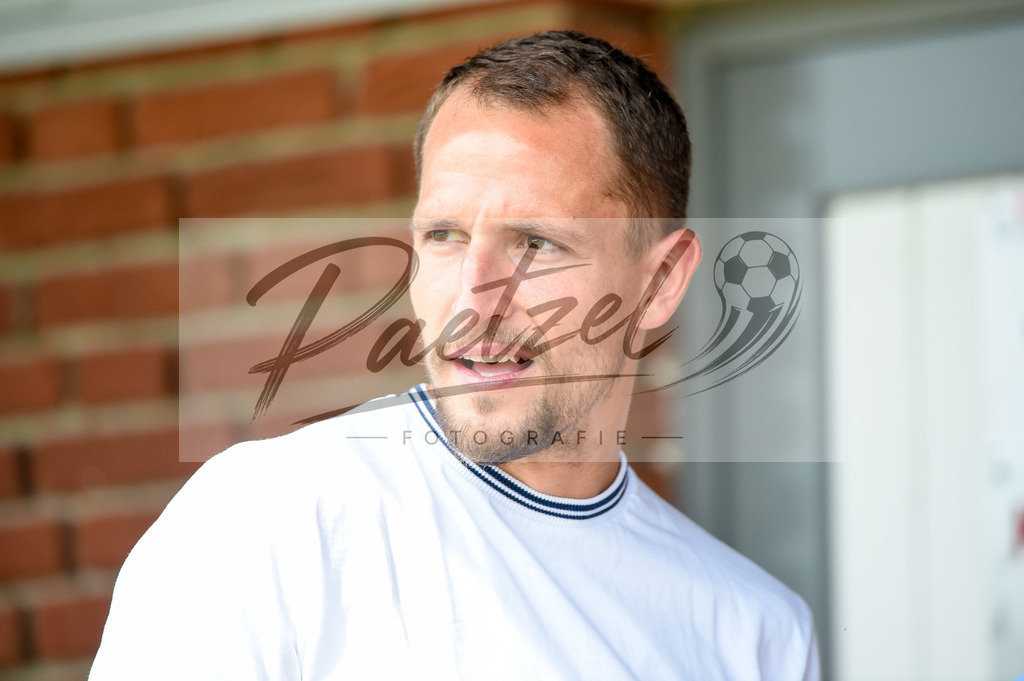 BSBOSN_20210626_0032 | Fussball, Herren: Ulrich Taffertshofer (VfL Osnabrueck) schaut beim Testspiel zwischen TuS Bersenbrueck und VfL Osnabrueck im Hasestadion am 26.06.2021 in Bersenbrueck, Deutschland. - Realisiert mit Pictrs.com