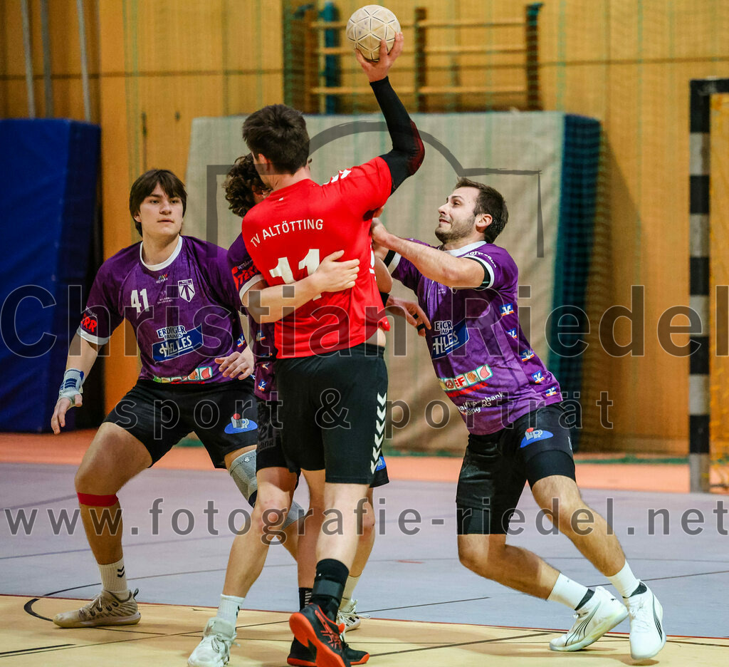 2024-01-27_035_SpVgg_Altenerding_gegen_TV_Altoetting | Erding, Deutschland, 27.01.2024:
Handball, Bezirksoberliga Männer 2023 / 2024, 13. Spieltag, SpVgg Altenerding gegen TV Altötting, Endergebnis: 30:28

Kilian Jödecke (SpVgg Altenerding, #41), Lukas Zwislsperger (TV Altötting, #11), Simon Rüdiger (SpVgg Altenerding, #7)

Foto: Christian Riedel / fotografie-riedel.net