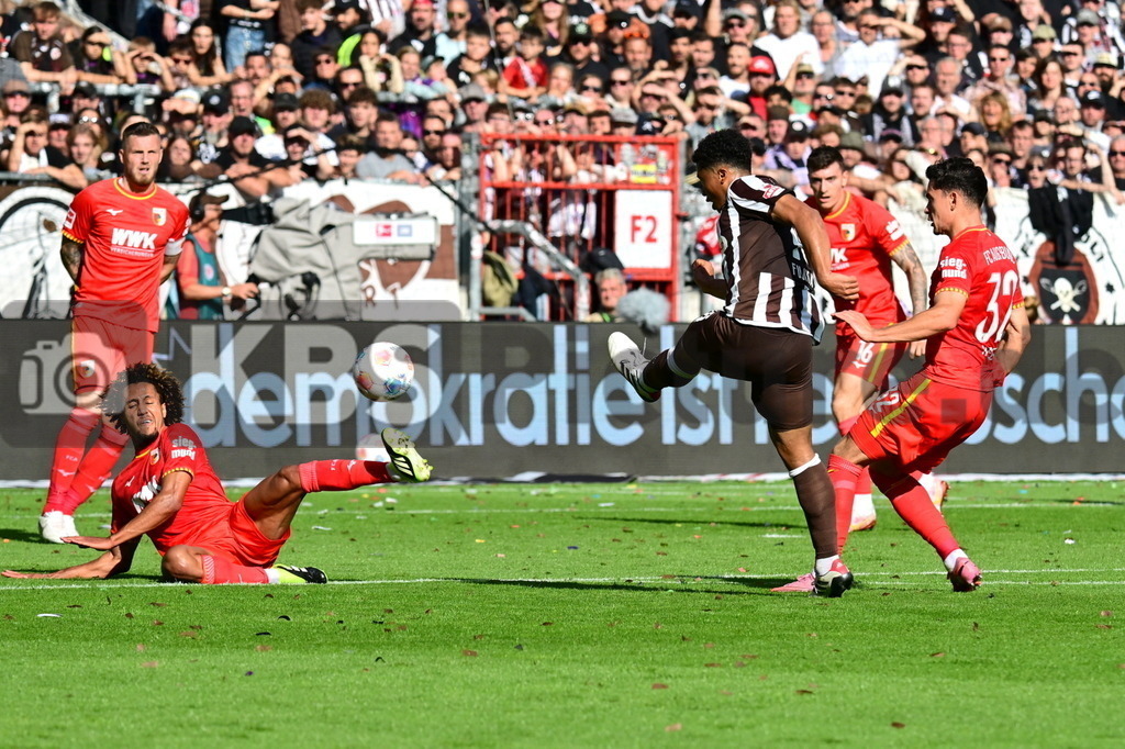 KBS Picture_FCStPauli-FCAugsburg_033 | v.l. Massengo Han-Noah (FC Augsburg) , Fujita Joel Chima (St.Pauli) , Rieder Fabian (FC Augsburg) ,Sportplatz :  Millerntor Stadion, - Realisiert mit Pictrs.com