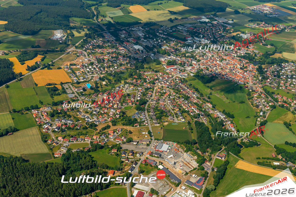 Das Luftbild zeigt :  Oberviechtach - Die Luftaufnahme wurde 2023 vom UL-Flugzeug aus erstellt ( keine Drohne ) - Hochauflösende Luftaufnahme - Für grossformatige Ausdrucke geeignet. Die Geschenkidee !Mit Lizenz und Bildrechte bestellbar
