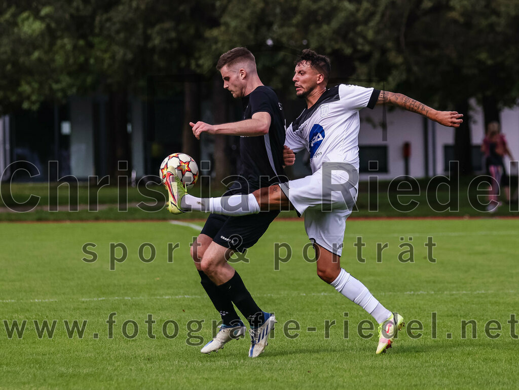 2023-09-03_099_SV_Anzing_gegen_TSV_Ottobrunn | Anzing, Deutschland, 03.09.2023:
Fußball, Kreisliga 2023 / 2024, Testspiel, 3. Spieltag, Endergebnis: 3:0

Gabriel Thul (SV Anzing, #14), Luca Domabyl (TSV Ottobrunn, #17)

Foto: Christian Riedel / fotografie-riedel.net