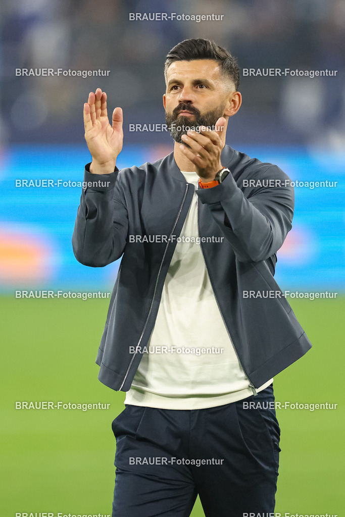 1_S04BER_20250801_3955.JPG -  - FC Schalke 04 - Hertha BSC Berlin - 2. Bundesliga | Gelsenkirchen, Deutschland, 01.08.25: Trainer Miron Muslic (FC Schalke 04) gestikuliert, Gestik nach dem Spiel der 2. Bundesliga zwischen FC Schalke 04 - Hertha BSC Berlin in der Veltins-Arena am 01. August 2025 in Gelsenkirchen, Deutschland. (Foto von Stefan Brauer/Brauer-Fotoagentur)DFB/DFL REGULATIONS PROHIBIT ANY USE OF PHOTOGRAPHS AS IMAGE SEQUENCES AND/OR QUASI-VIDEO.