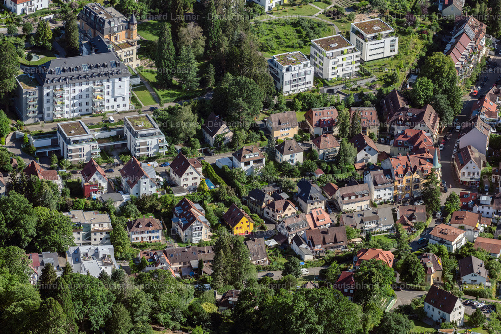 4034190 | FREIBURG IM BREISGAU 30.06.2020 Wohngebiet einer Mehrfamilienhaussiedlung an der Sebastian-Kneipp-Straße im Ortsteil Herdern in Freiburg im Breisgau im Bundesland Baden-Württemberg, Deutschland. // Residential area of a multi-family house settlement on street Sebastian-Kneipp-Strasse in the district Herdern in Freiburg im Breisgau in the state Baden-Wuerttemberg, Germany. Foto: Gerhard Launer