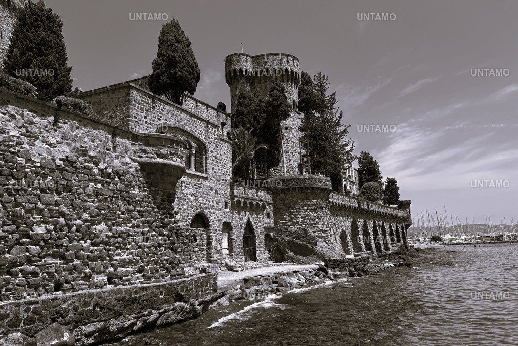 Schloss La NapouleRetro | untamo - Realisiert mit Pictrs.com