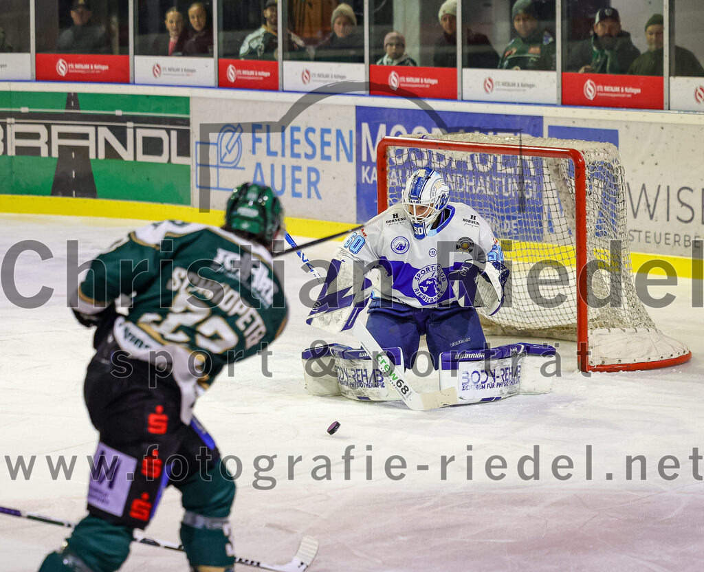 2026-01-23_082_TSV_Erding_gegen_SC_Riessersee | Erding, Deutschland, 23.01.2026:Eishockey, Oberliga Süd 2025 / 2026, 40. Spieltag, TSV Erding gegen SC Riessersee, Endergebnis: 6:5 n.V.Marc Schmidpeter (Erding Gladiators, #33), Torwart Andreas Mechel (SC Riessersee, #50)Foto: Christian Riedel / fotografie-riedel.net