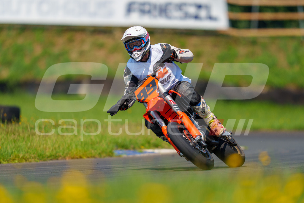 G-Cup + Supermoto Staatsmeisterschaft + Hungarian Supermoto Championship | GRIPcapture steht für authentische Sportfotografie in Österreich – für Momente, die mehr sind als Geschwindigkeit oder Ergebnis. Es geht um Emotion, Spannung, Fokus und den Augenblick, der oft nur einen Wimpernschlag dauert.Ob Motorsport, Teamsport oder 
