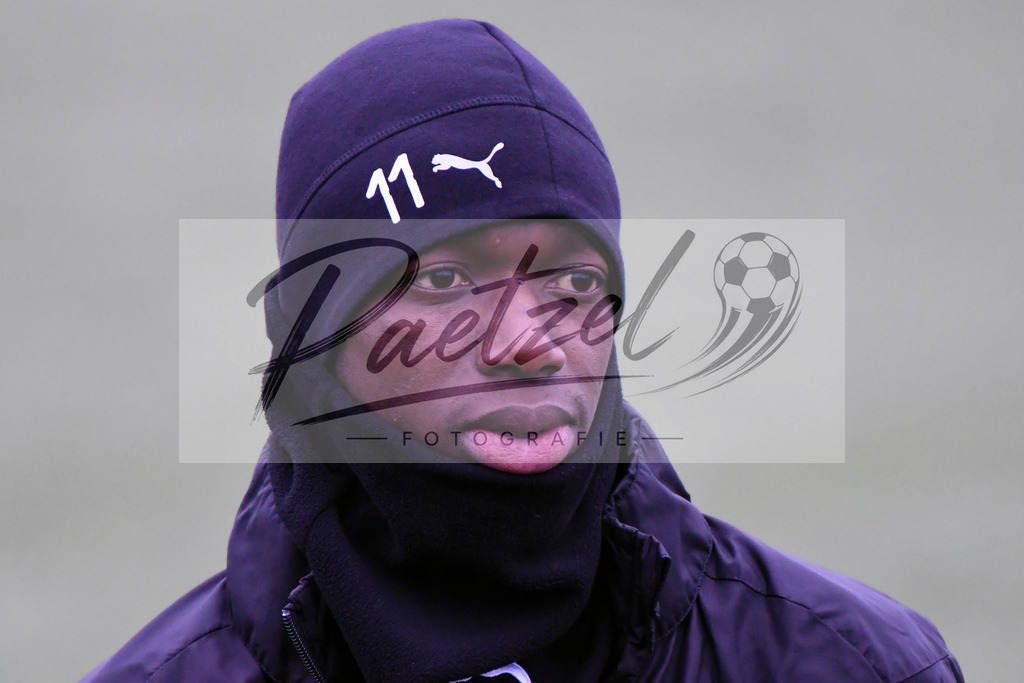 20200125_TRAOSN_0002 | Fußball, Herren: Assan Ceesay (VfL Osnabrück) schaut beim Training des VfL Osnabrück am 25.01.2020 im Sportpark Illoshöhe in Osnabrück, Deutschland.(Foto von Nico Paetzel) - Realisiert mit Pictrs.com