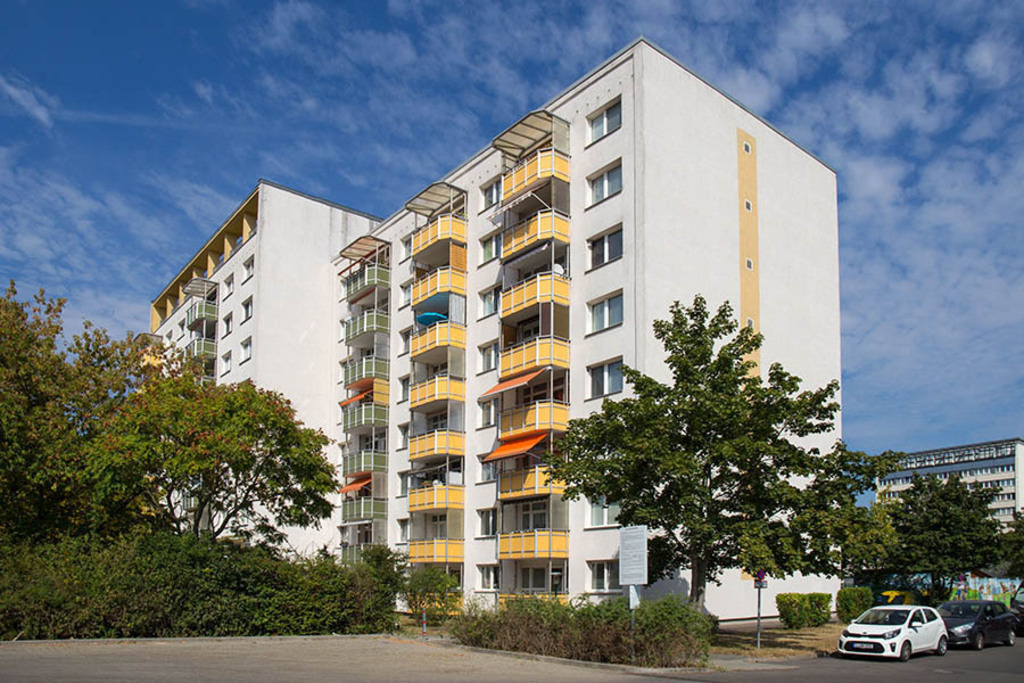 Grünau - Grünauer Alee | Entdecke über 20 Kategorien Leipzig-Motive: Foto-Downloads, hochwertige Poster, Leinwand- & Fine-Art-Prints. Jetzt Lieblingsfoto im Bildlexikon Leipzig Shop bestellen!
