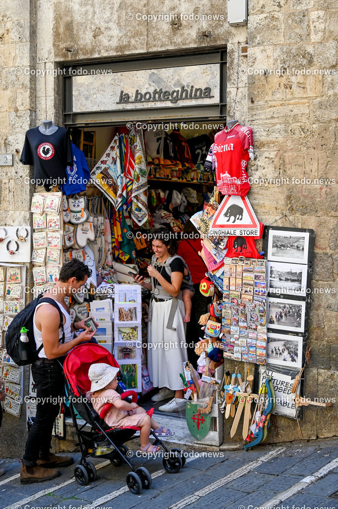 Italien_ Toscana_ Siena_ 27.05.2024-144 | 27.05.2024, Italien, ITA, Toskana, Siena im Bild Stadtansichten, Gebäude, Architektur, Touristen, Historisch, Souvenier, Piazza Del Campo, Dom von Siena


Siena ist Hauptstadt der Provinz Siena und gilt als eine der schönsten Städte der Toskana und Italiens. Die historische Altstadt gehört seit 1995 zum UNESCO-Welterbe. 

