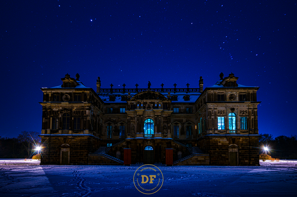 85432-DF-GG-Palais-Engelseite-no-logo | Geschenke, Wandbilder und Accessoires mit Motiven aus Dresden und anderen schönen Orten zur Verschönerung Deines zu Hauses und zum verschenken gewünscht? Wähle Deine Lieblingsbild auf dem Produkt Deiner Wahl. 