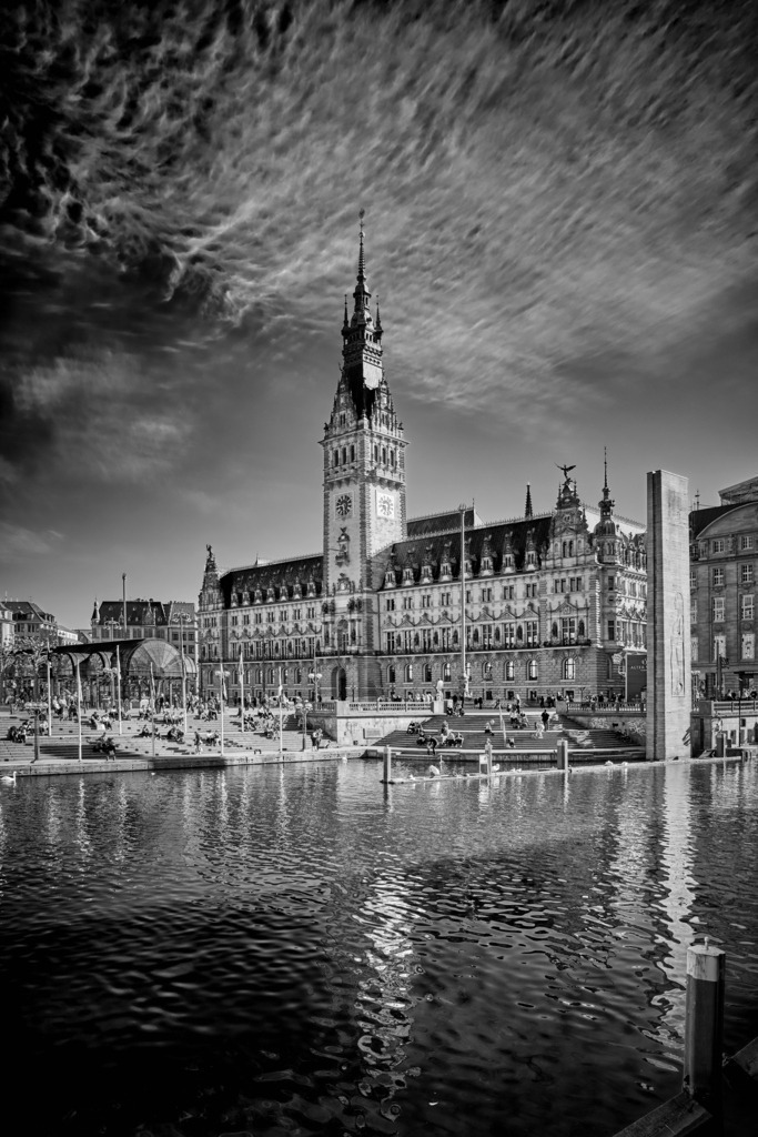hamburg rathaus in schwarzweiss bild auf leinwand | Kaufen Sie Hamburg Bilder und Hamburg Fotos auf Leinwand, Acrylglas, Alu-Dibond, oder als Poster in Hamburgs großer Onlinegalerie. Elbphilharmonie Bilder, Hamburger Hafen, Speicherstadt, Alster und viel mehr.